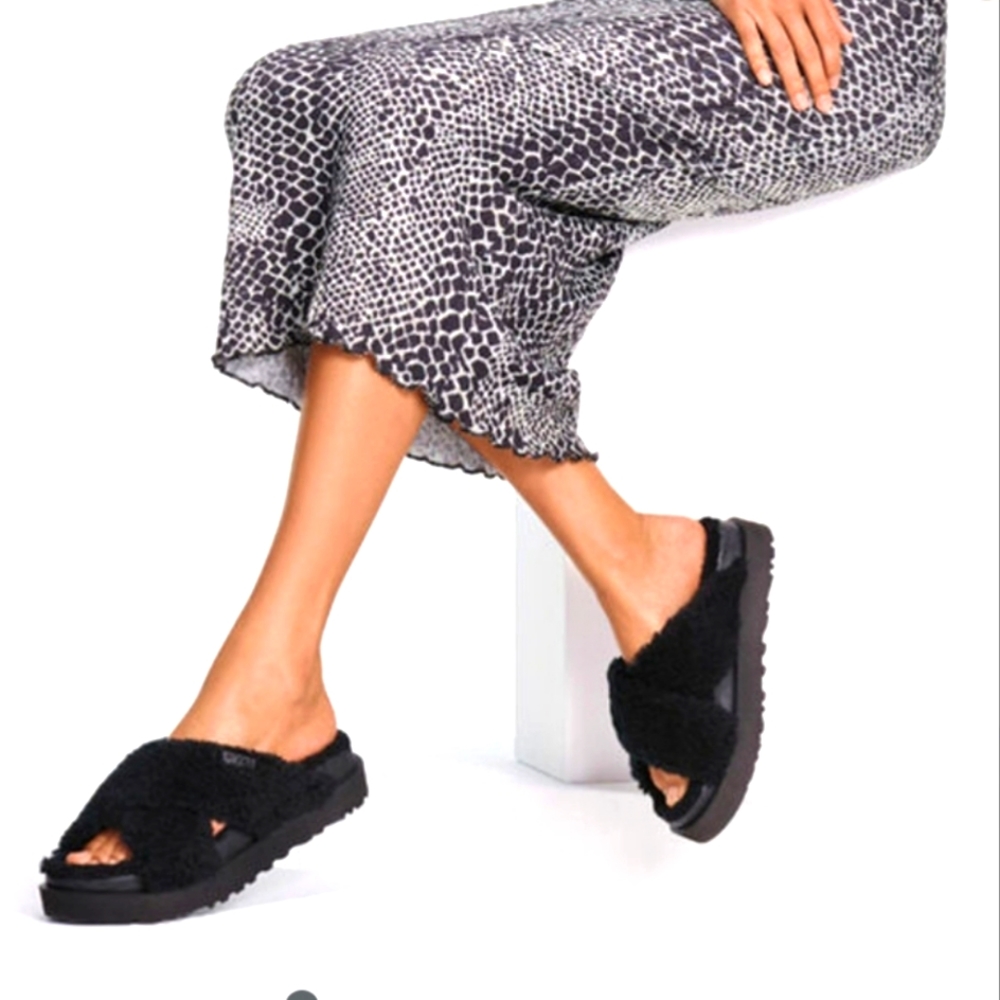 Ugg Flufette Crossover Slide Size 8/Runs Large/Bl… - image 1